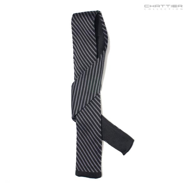 Dryžuotas juodas kaklaraištis